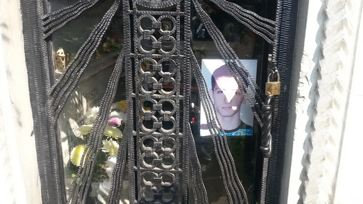 Imaginile care iti vor provoca fiori pe sira spinarii! Ce are in cavou elevul Ralph care s-a sinucis pentru profa de romana!