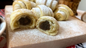 Ireal! Câți lei costă un kilogram de cornulețe cu magiun la târgul cu produse tradiționale din sectorul 4