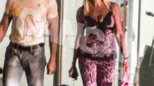 Aparitie spectaculoasa la aeroport! Elena Udrea s-a intors din Grecia intruchipata in …Afrodita
