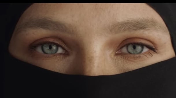 Modelul israelian care l-a părăsit pe DiCaprio va prezenta Eurovision 2019! IMAGINI EXPLOZIVE