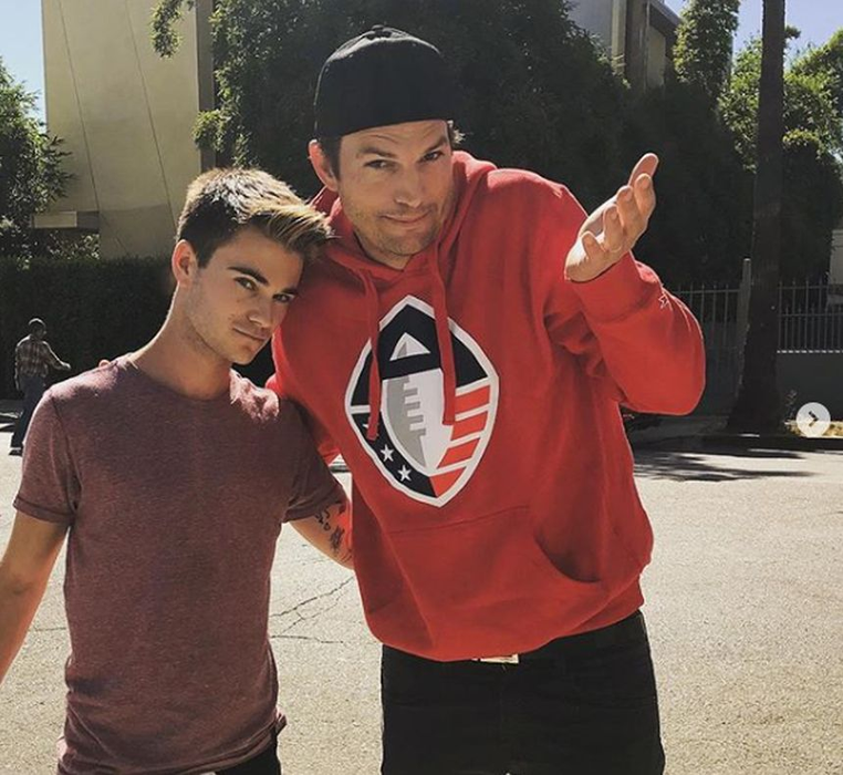 Ashton Kutcher și tânărul pe care l-a accidentat cu mașina. Sursa foto: Instagram