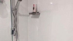 Un instalator a postat pe Facebook o imagine cu jucăria sexuală din baia unei cliente, dar nu se aştepta să păţească asta! Ce a urmat