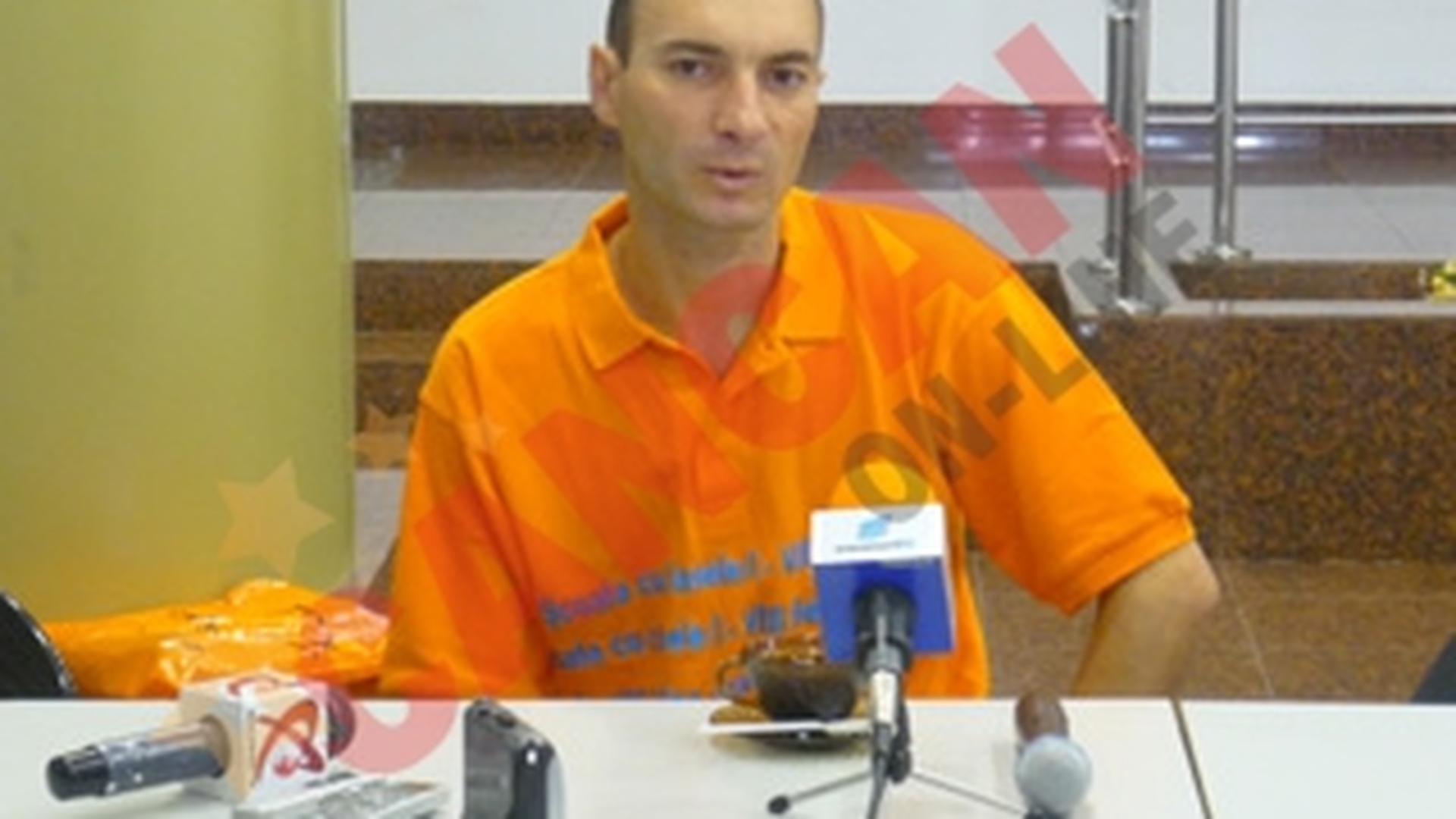 Alpinistul Tulpan are opt suruburi in coloana