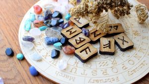 Horoscop rune azi, 19 iulie 2026. Fehu anunță că o zodie are șanse foarte mari ca veniturile să-i crească