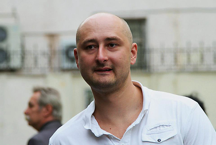 Jurnalist asasinat în propria locuință. A fost împușcat în spate. Soția l-a găsit într-o baltă de sânge