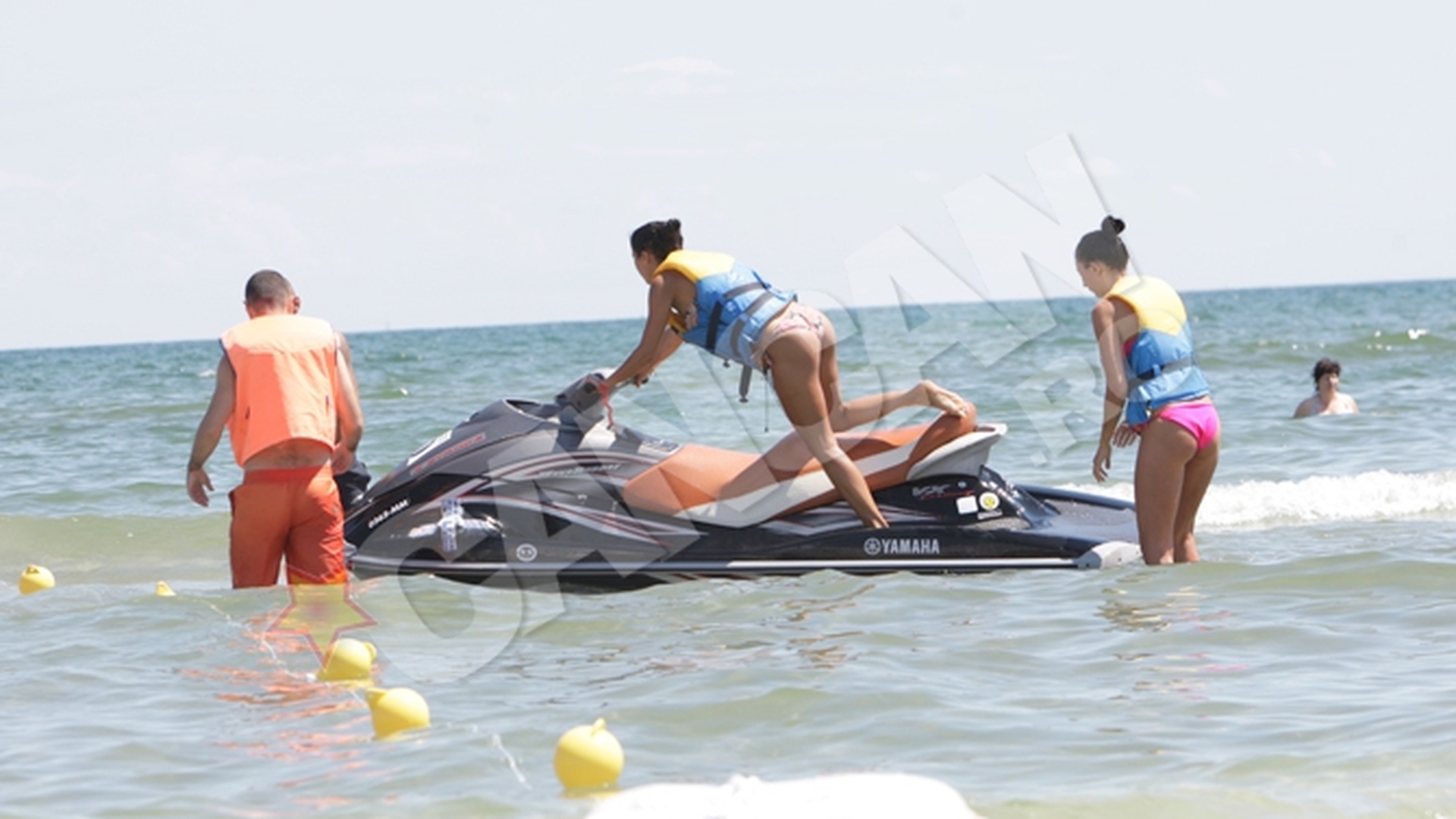 Alexandra Enachescu si Ioana Nut, libere la mare! Uite-le cum au "calarit" un skijet in apele Marii Negre!