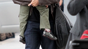 Nicolas Cage, tatic grijuliu! Nu si-a lasat fiul din brate in aeroport