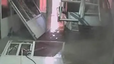 VIDEO INCREDIBIL! Scapa de moarte in fractiune de secunda!