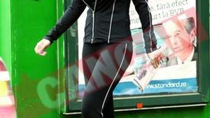 Si-a pus fotbalistii sa coboare pe partie, cu bagajele in carca