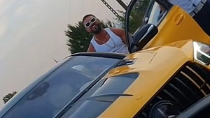 Fără plăcuțe de înmatriculare, dar îmbrățișat și escortat de polițiști. Dorian Popa, filmat când a dat nas în nas cu oamenii legii