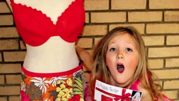 Obsedata de operatii estetice! I-a daruit fiicei de sapte ani un voucher pentru o operatie de marire a bustului