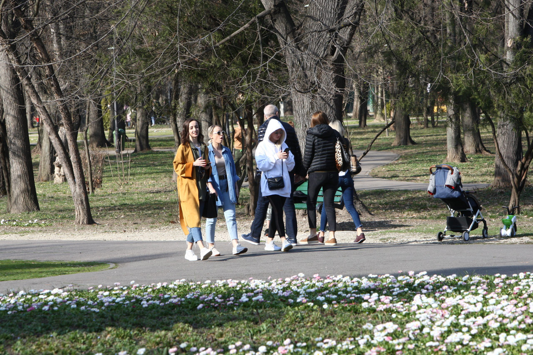 Alexandra Stan și două prietene ale ei au ieșit la o plimbare în parcul Herăstrău