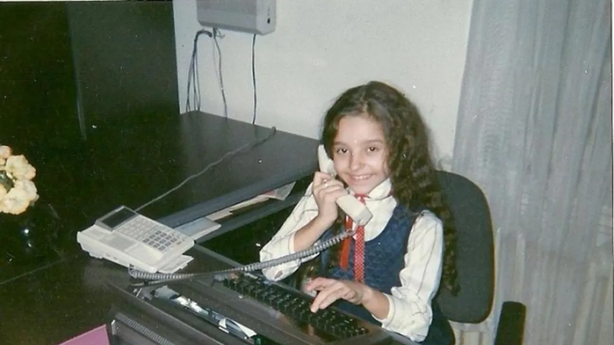 Ghicesti cine e vedeta? Cand era mica era pasionata de masina de scris! Acum e mare cantareata