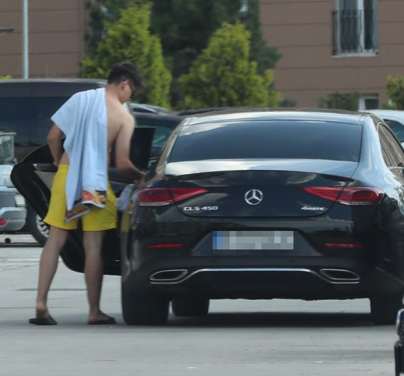Selly s-a relaxat la piscină după ce a luat BAC-ul