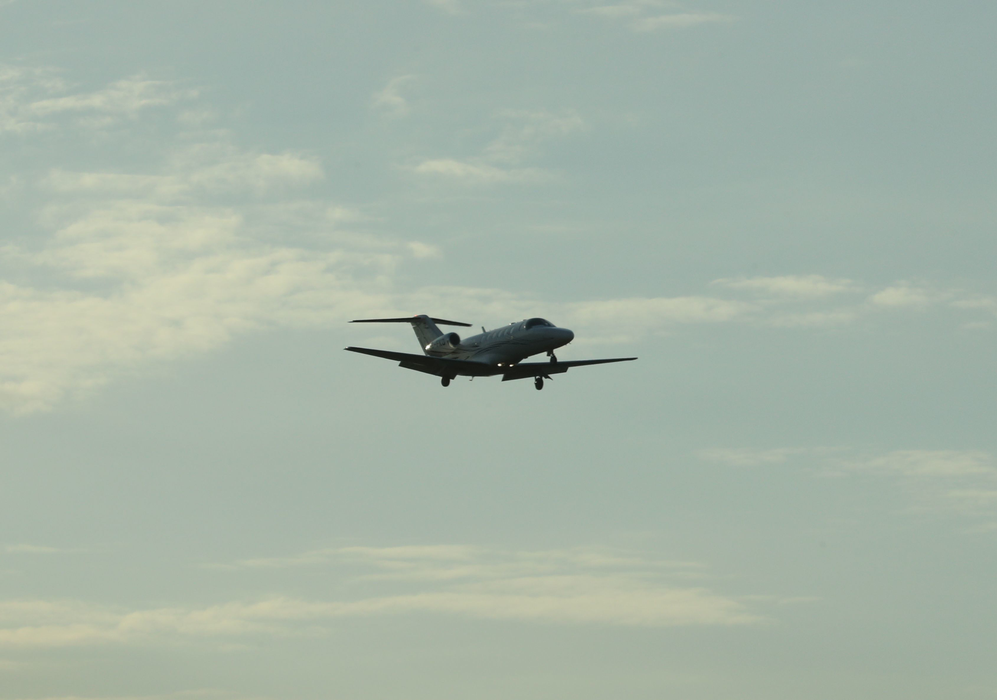 Exclusiv! Philipp Plein şi Flavio Briatore aterizând la bordul avionului primului. Fotografie realizată pe Aeroportul Băneasa de reporterii DAS (Departamentul de Anchete Speciale)