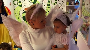 Adorabil! Cum s-au fotografiat Misha și fetița ei în prag de sărbători