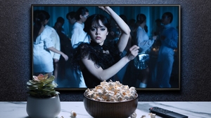 Când ar putea apărea sezonul 3 din Wednesday pe Netflix. Indiciul oferit de actorul Luis Guzmán