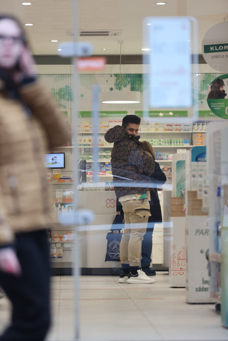Selly se "ascunde", să nu fie văzut fără mască în farmacie/ Sursă foto: CANCAN.RO