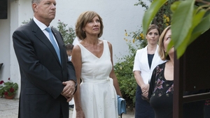 Ce a apărut la liceul în care Carmen Iohannis este profesoară. Ce gest a făcut soția lui Klaus Iohannis pentru elevii ei