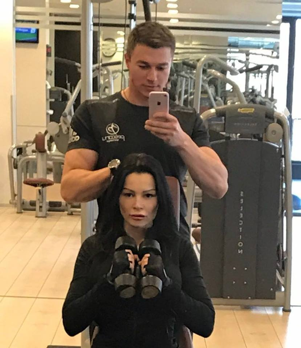 BRIGITTE SFĂT trage din greu în sala de fitness! Bruneta şi-a arătat abdomenul, după ce a slăbit foarte mult