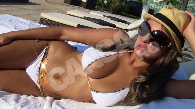 Sanzi, sexy la piscina!  Refuza sa-si dea sutienul jos!