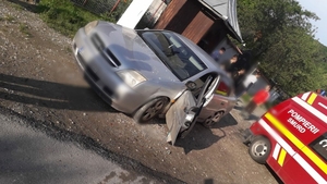 Un șofer a intrat într-un cap de pod, a lovit un autoturism și un pieton, apoi a fugit