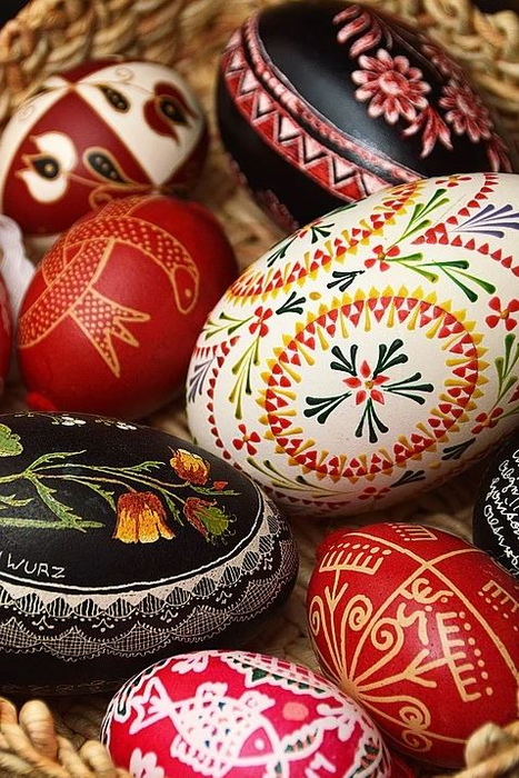 În Bucovina e obiceiul ca, în noaptea Învierii, să se lase luminile aprinse în toată casă și în curte ca să fie luminată gospodăria în cinstea luminii pe care a adus-o Hristos în lume prin Învierea Sa © pixabay.com/ro