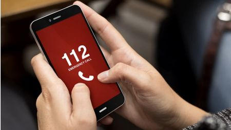 Un ieșean a sunat la 112 de peste 15.000 de ori în ultimele opt luni. În timpul apelurilor, operatorii erau blocați!