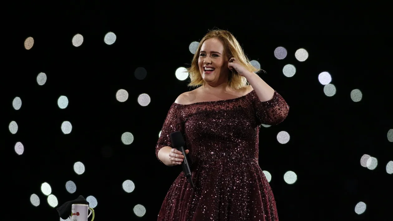 ADELE s-a măritat! Celebra cântăreaţă a lăsat să îi scape marea veste în timpul unui concert, atunci când...