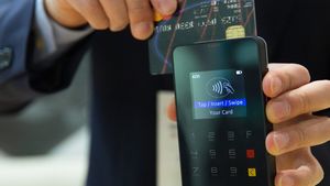 A apărut taxa pentru cei care plătesc cu cardul. Puțini știu despre ea