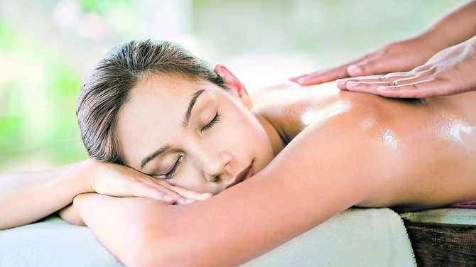 Tehnica "Lift" ajuta la oxigenarea profunda a pielii si vindecarea cosurilor cauzate de problemele hormonale. Scapa de acnee si tonifiaza-ti tenul prin masaj!