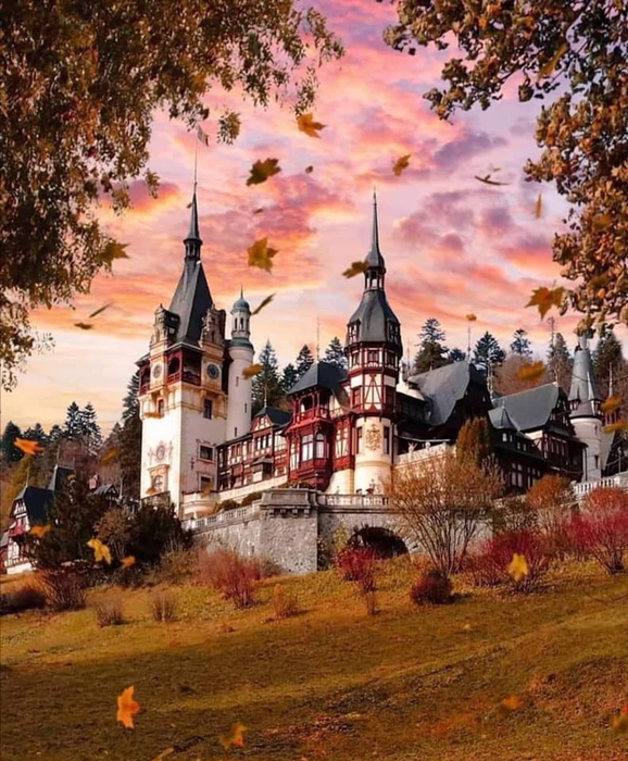Cum se vede Castelul Peleș în zilele de toamnă. Foto: Facebook