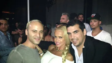 Dupa o noapte de distractie, Anda Adam a luat un mic dejun plin de calorii in compania a trei barbati. Vezi ce artist a insotit-o