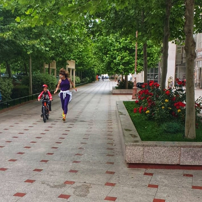 Bucureștenii s-au frecat la ochi! Cum a ieșit Carmen Brumă din casă, în plină pandemie