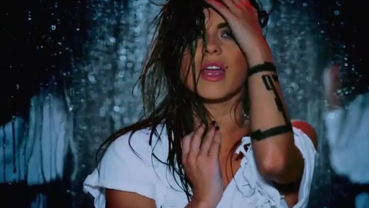 Inna, aproape dezbracata si uda in noul videoclip! Un dansator o mangaie provocator pe sanii goi si ea canta In Your Eyes