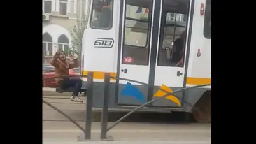 Imagini de infarct în București! Un bărbat, în pericol, după ce s-a urcat pe cârligul din spatele unui tramvai