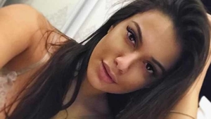 BETTY SALAM, imaginea cu care le-a aprins imaginaţia bărbaţilor în miez de noapte! Decolteul adânc pe care l-a arătat