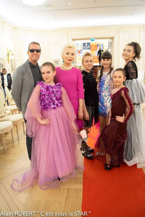 Raisandra a strălucit pe catwalk-ul de la Paris în creațiile unor designeri români! Imagini de colecție cu talentata cântăreață