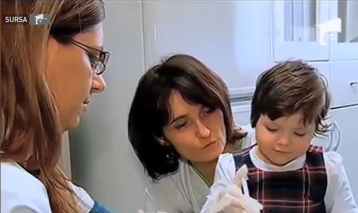 Ce frumoasă este Flori, fetița care a fost hrănită doar cu pufuleți și ceai! Recent, părinții adoptivi i-au arătatpozele când era într-o stare critică: “A început să plângă…”