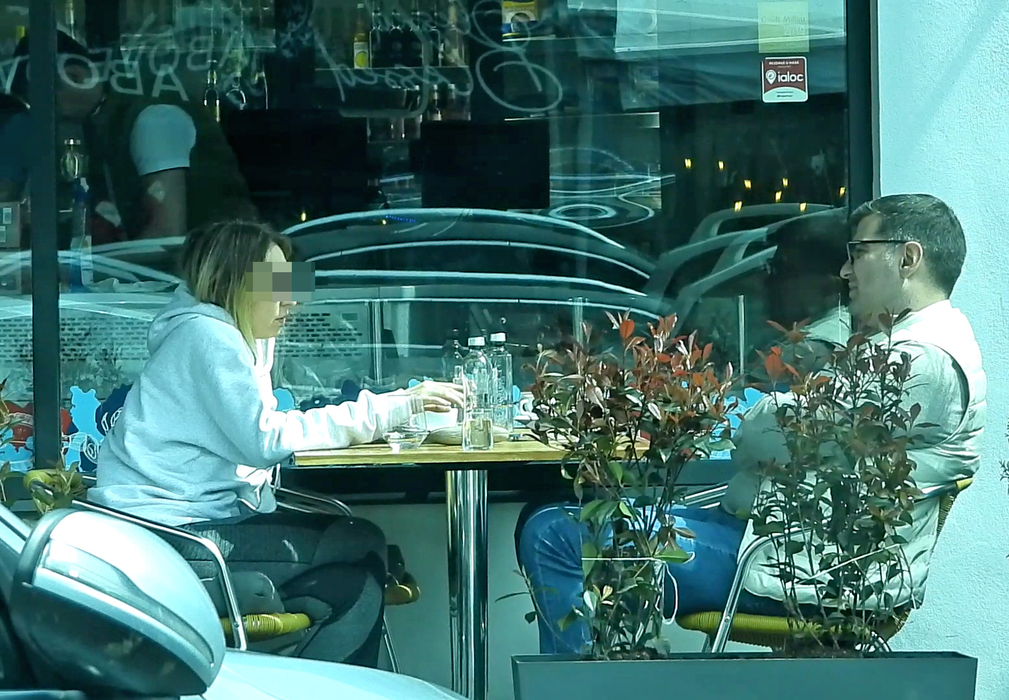 Toni Iuruc și-a dat întâlnire cu o doamnă, la o apă, la un restaurant din zona Floreasca (Foto: CANCAN.RO)