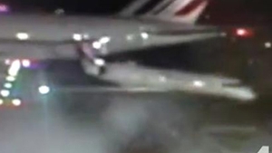 VIDEO O aeronava cu punte dubla a lovit un avion de linie pe aeroportul JFK