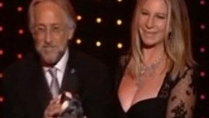 VIDEO Barbra Streisand a fost sarbatorita in Statele Unite dupa ce a implinit 68 de ani