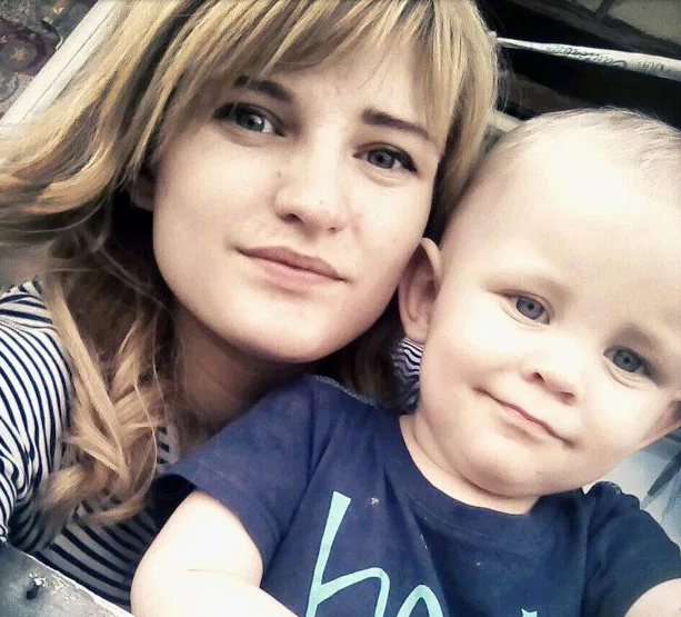 REVOLTĂTOR! O mamă și-a închis copiii de un an și doi ani în casă timp de nouă zile, apoi a plecat în vacanță cu iubitul. Dramatic ce a găsit când s-a întors