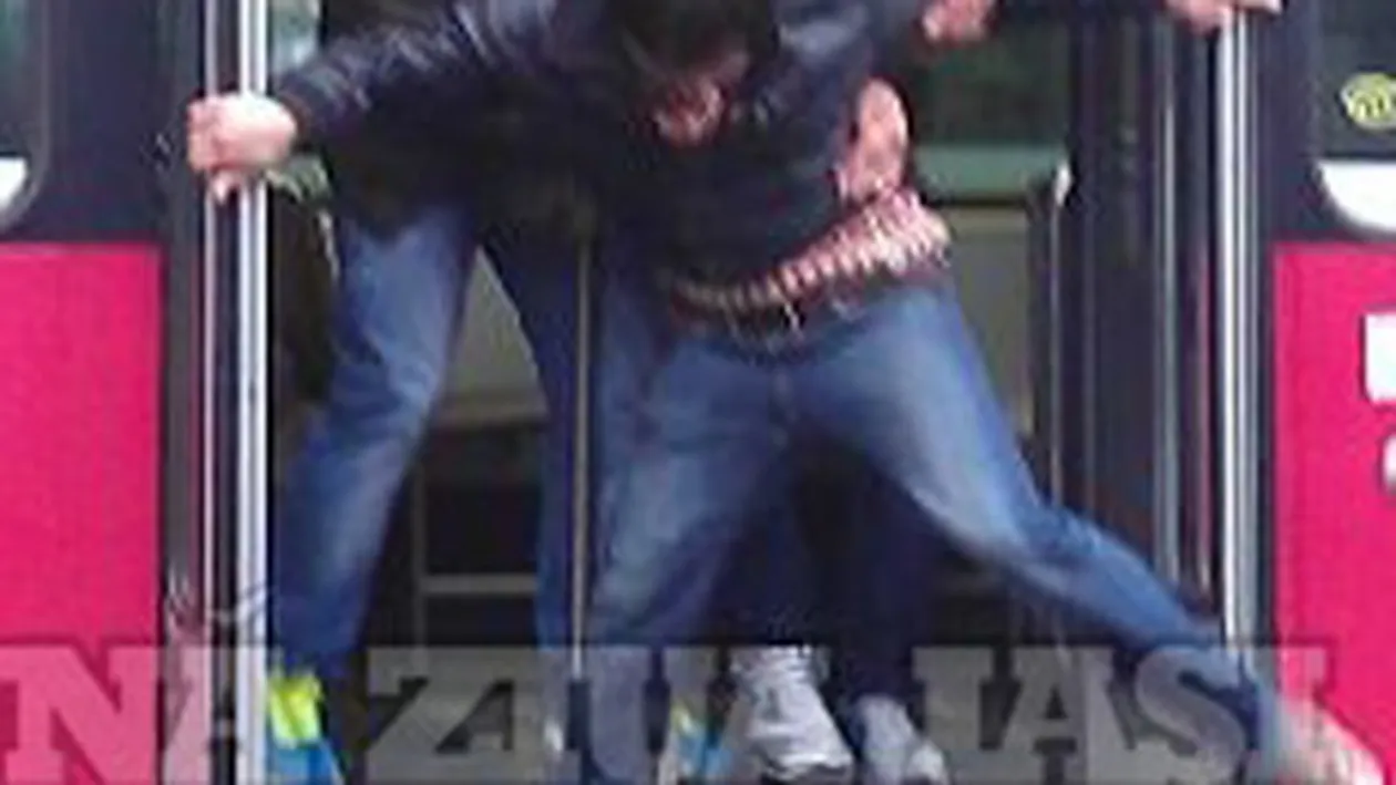 Asa ceva numai in Romania se putea intampla! Doi controlori si-au batut joc de un pasager in ultimul hal! L-au batut si l-au umilit de fata cu toata lumea!