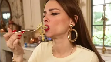 Pasta Queen te răsfață cu Pesto Salmon Pasta.Cină ca la restaurant, direct din bucătăria ta