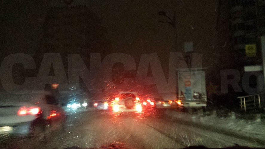 Protestatari pe întuneric! A picat curentul în Piaţa Victoriei şi Aviatorilor