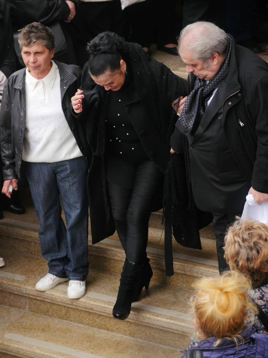 Cornelia Catanga, foarte afectată de dispariţia Ilenei Ciuculete. Artista a plâns în hohote şi a avut nevoie să fie sprijinită de cei dragi