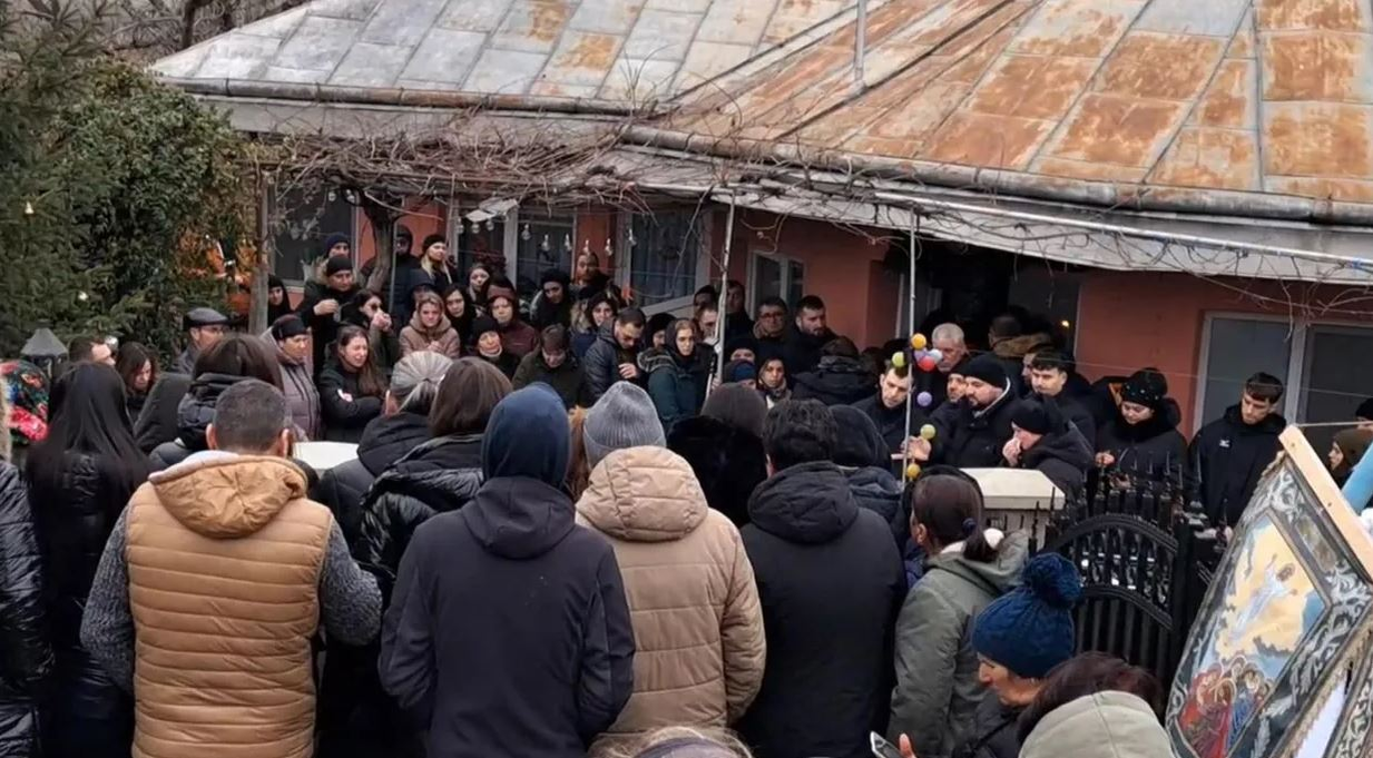 Imagini sfâșietoare! Constantin și Teodora au fost înmormântați împreună, iar micuța Sofia între ei