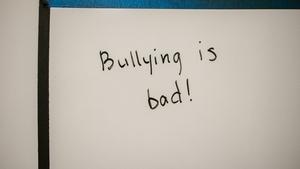 Urmările grave ale bullying-ului! Un elev a sărit de la etaj din cauza umilințelor pe care le-a îndurat. „L-au bătut colegii, îl jigneau”