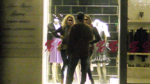 Au discutat conditiile si au mers la hotel. S-a distrat cu doua blonde in miez de noapte